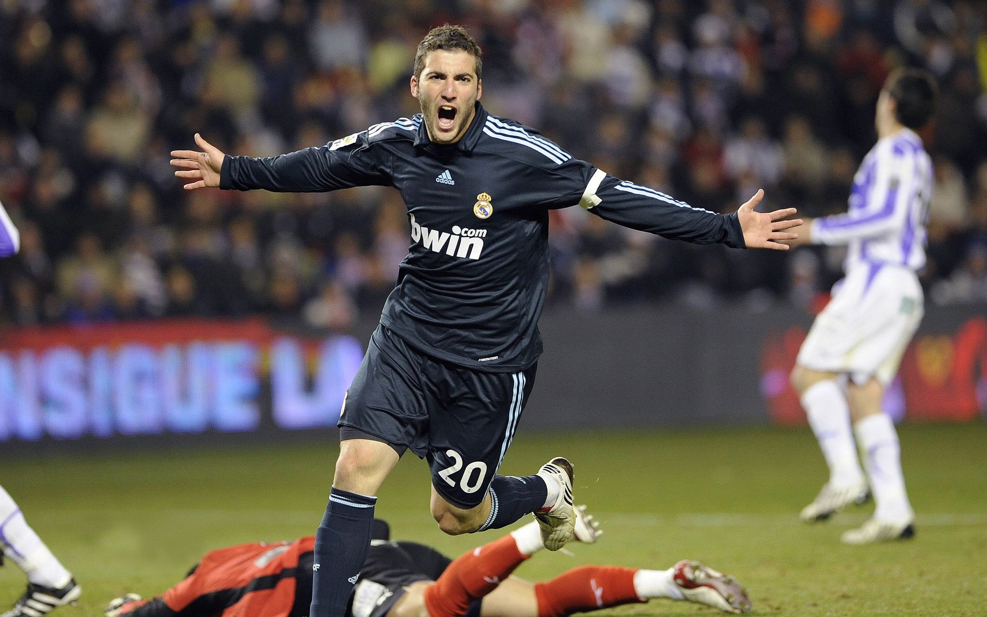 巴萨当年放走登贝莱，如今眼看他加冕金球先生，巴萨续约登贝莱